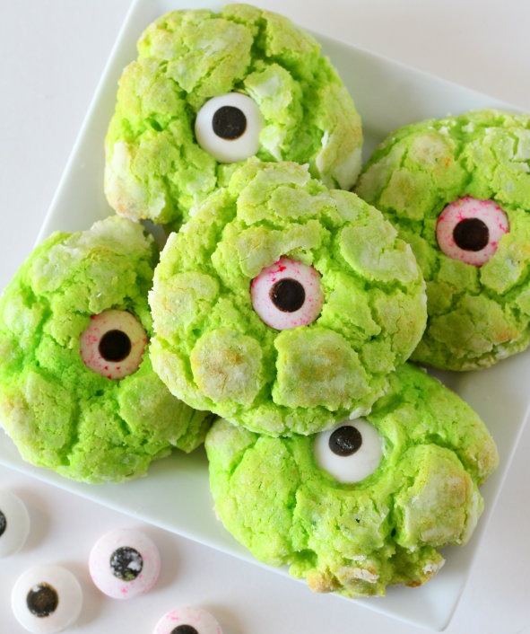 A-perfect-Halloween-treat-Ooey-Gooey-Monster-Eye-Cookies-lilluna.com-